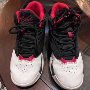 Boys NIKE AIR JORDAN MAX AURA 4 BLACK/WHITE/Red (DQ8404-061) Basketball Shoes